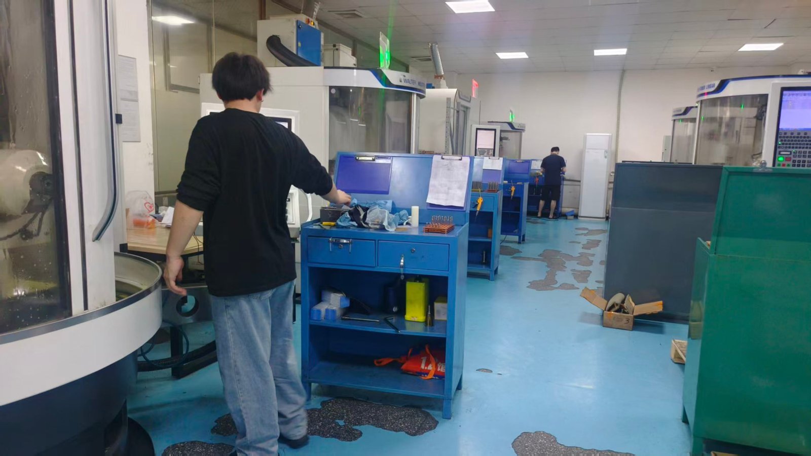 Our CNC grinding production floor with German 5-axis machines